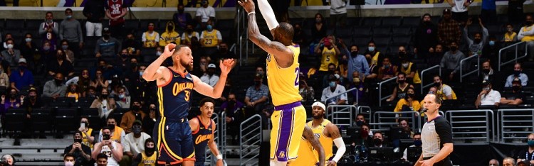 开云体育官方-库里能抱GOAT大腿吗？勇士被拒绝了快20年！还在招募詹姆斯！