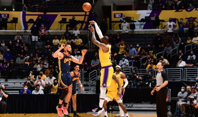 开云体育官方-库里能抱GOAT大腿吗？勇士被拒绝了快20年！还在招募詹姆斯！